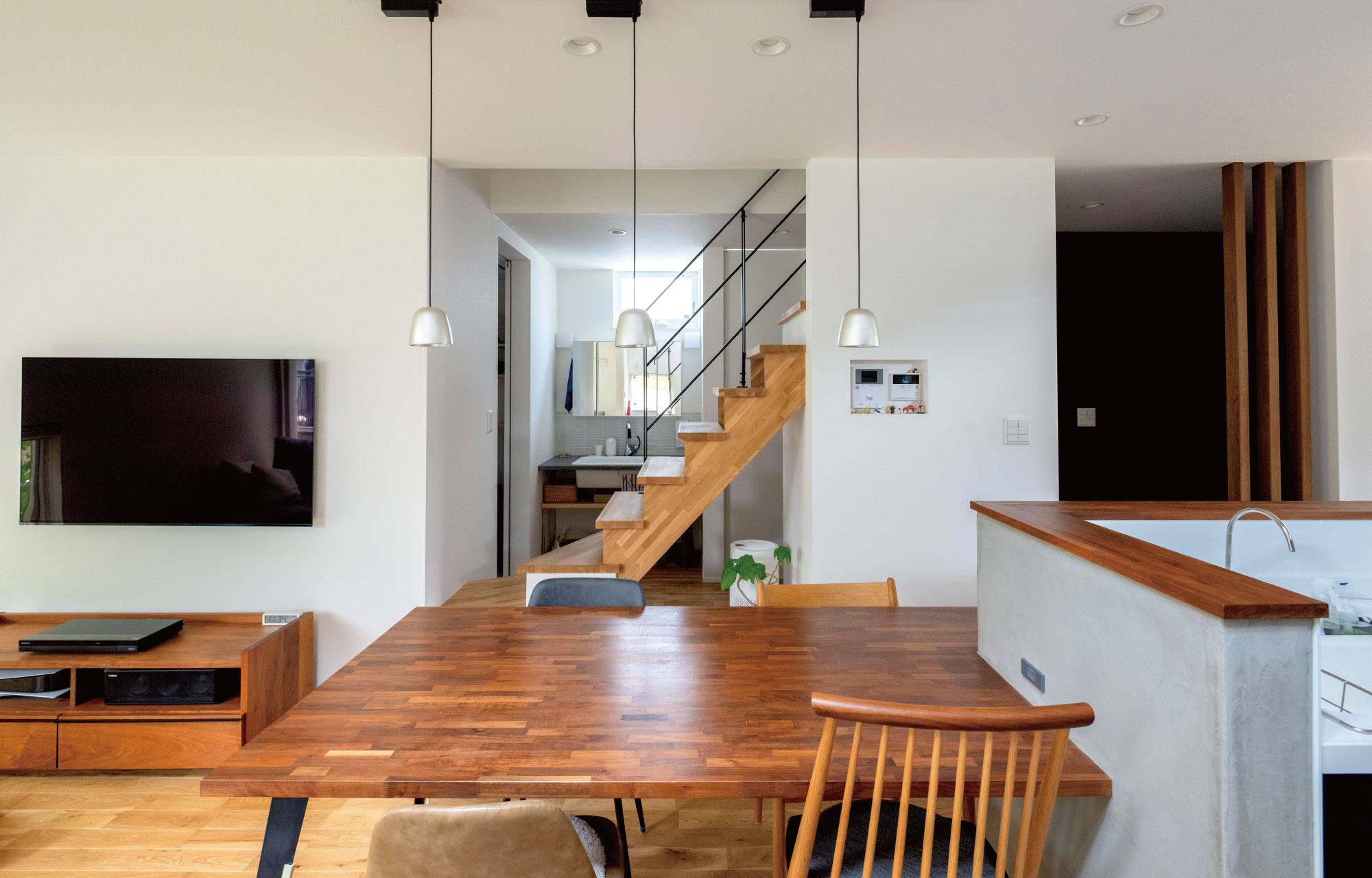 光と余白が調律する、静謐な構成