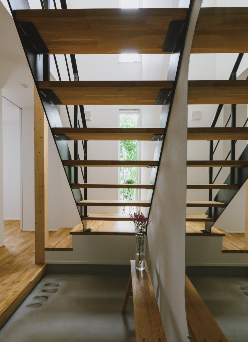 吹き抜けの鉄骨階段