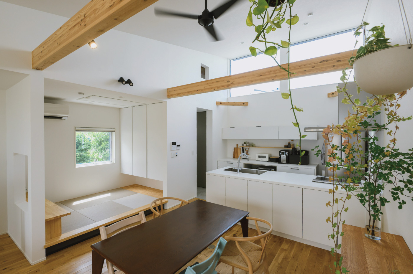 ダイニングに隣接した小上がりの畳コーナー