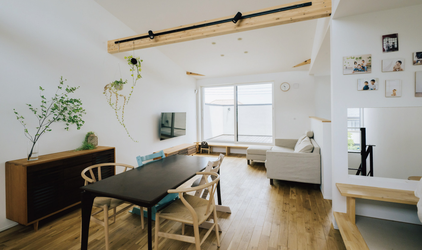 北側の眺望を楽しめる大開口の2階リビング