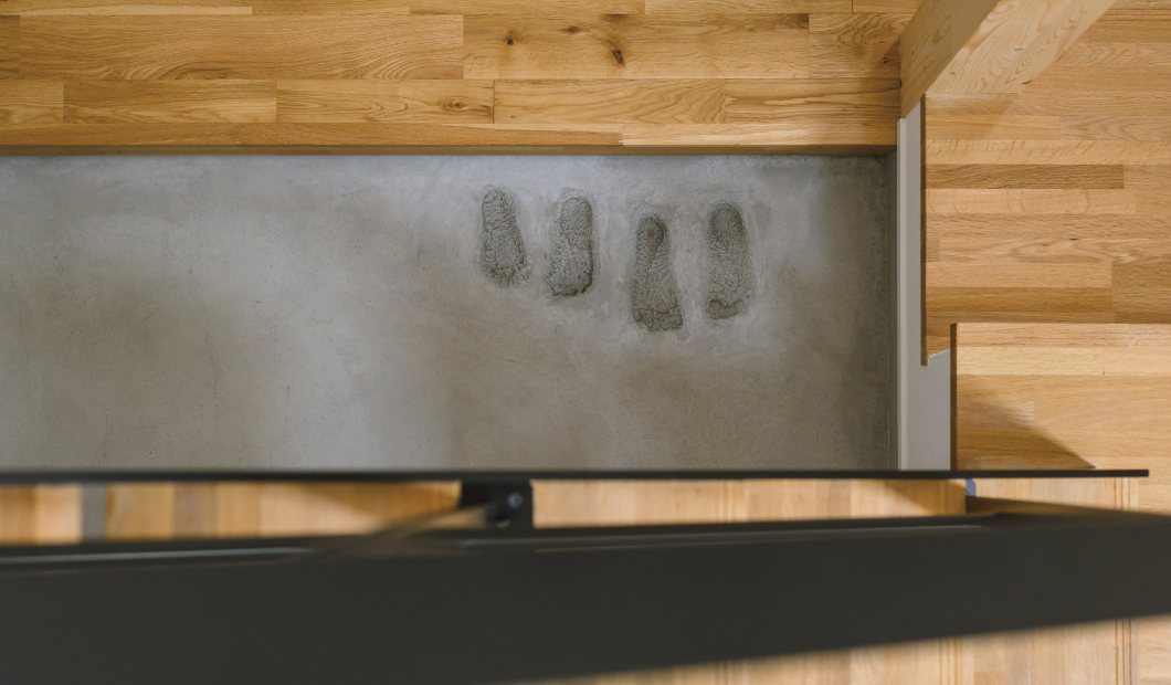 家族の小さな足跡が残る土間