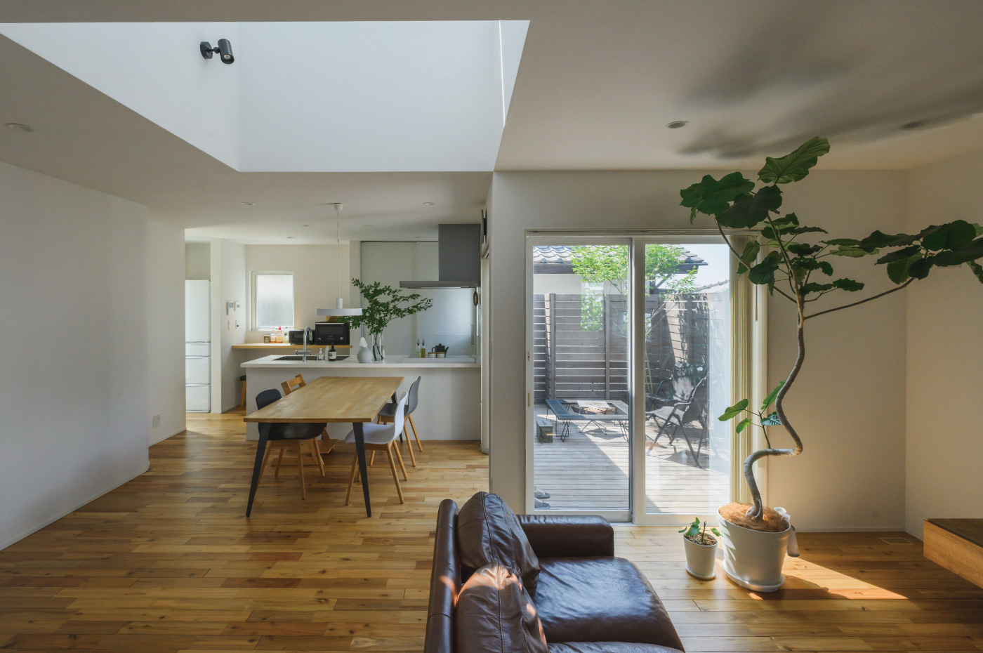 庭に開く大開口があるリビング。畳コーナーと連続するLDK。一体型LDKのリビング。外とつながる大きな窓