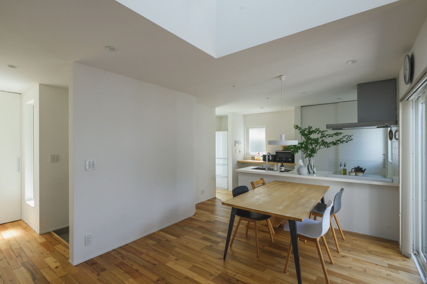 対面キッチンに面したダイニング。パントリーが隣接 すっきりしたダイニング空間。収納計画が整った配置