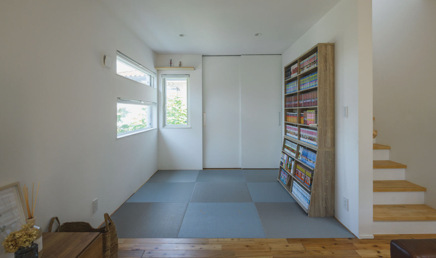 小上がりの畳コーナー。カウンターと窓を備えた多用途空間 天井埋込のロールスクリーンで仕切れる畳コーナー