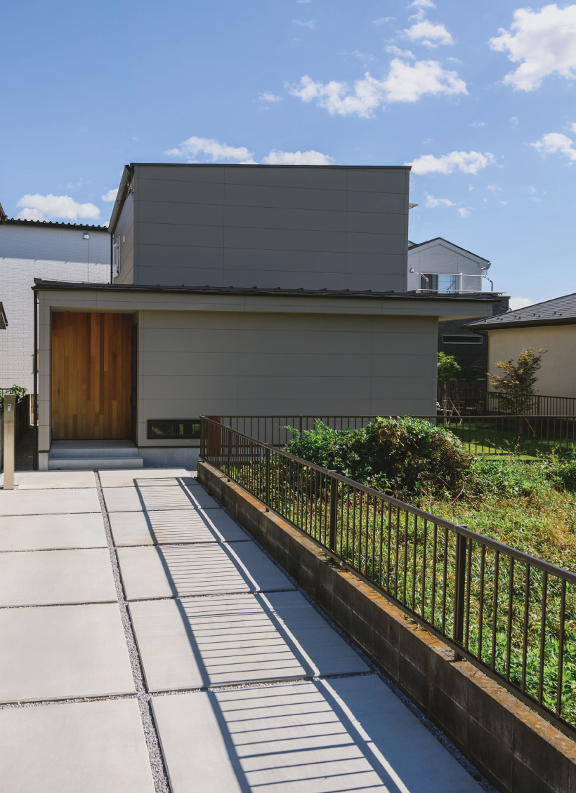 旗竿地 注文住宅 アプローチ 外観 黒い外壁 木目アクセントのポーチ