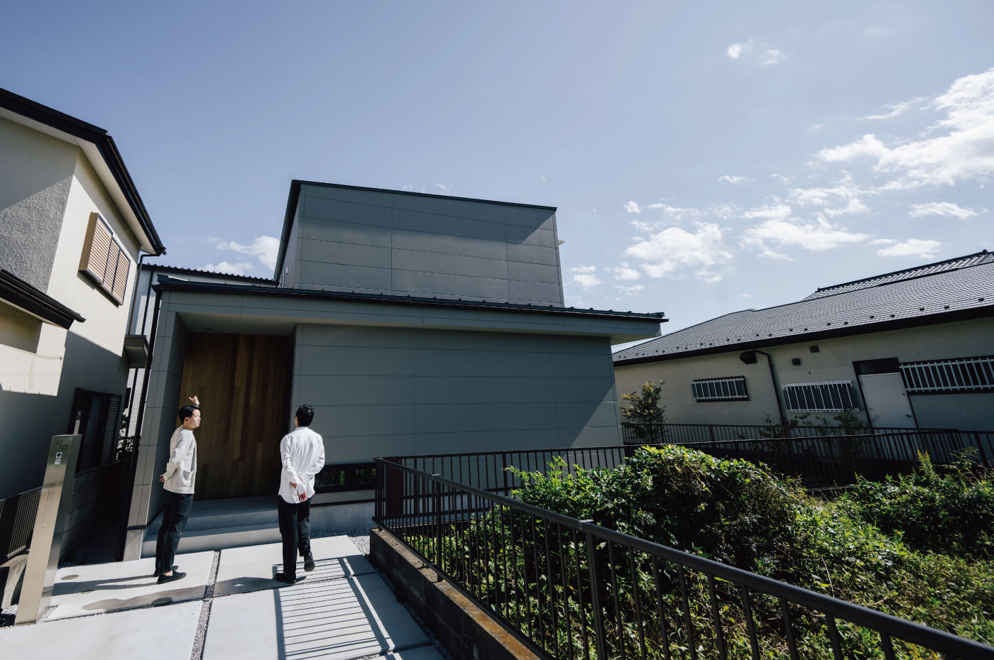 旗竿地 注文住宅 アプローチ 外観 黒い外壁 木目アクセントのポーチ